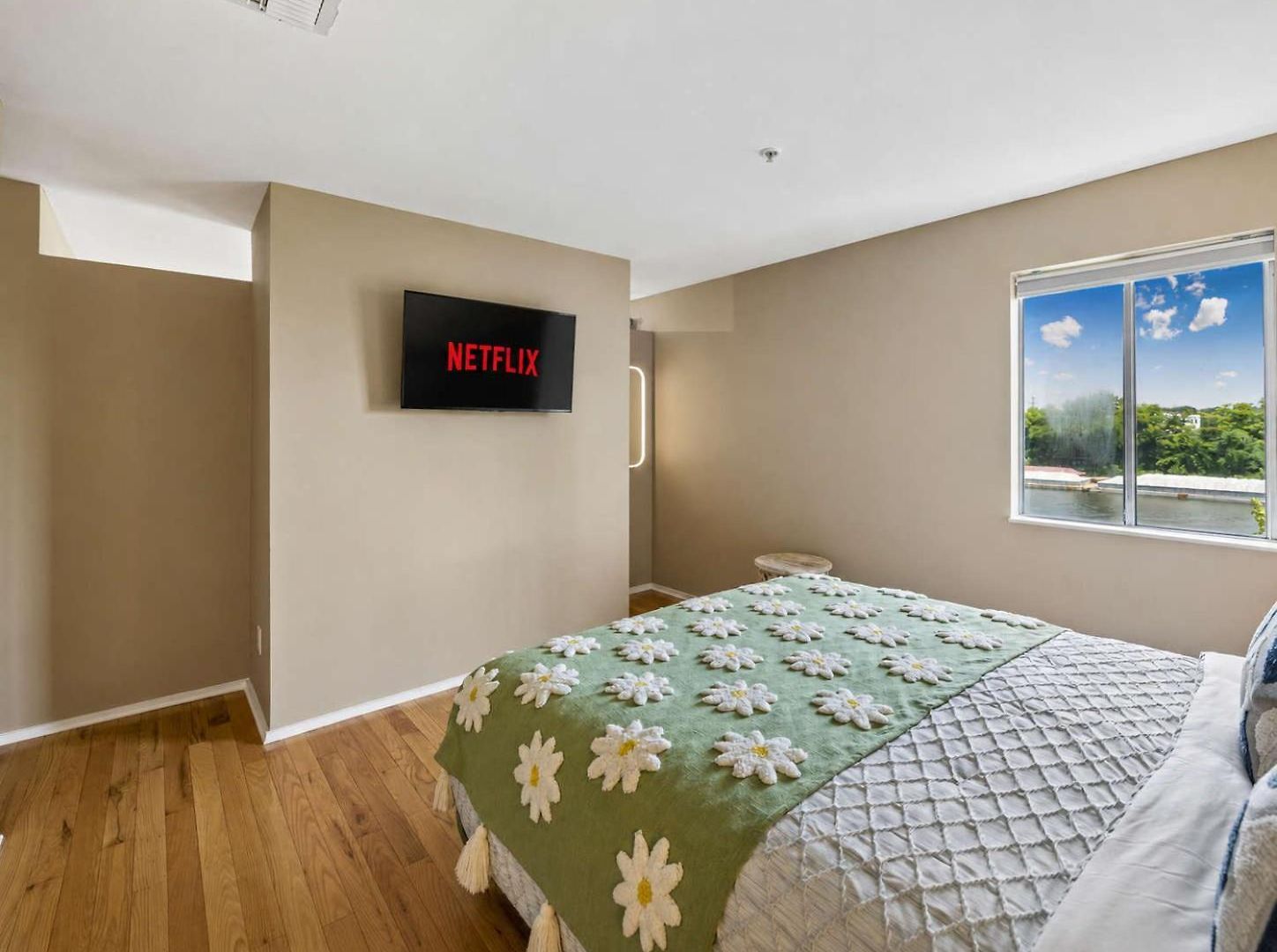 Stylish W Private Deck & River View Apartment Nashville