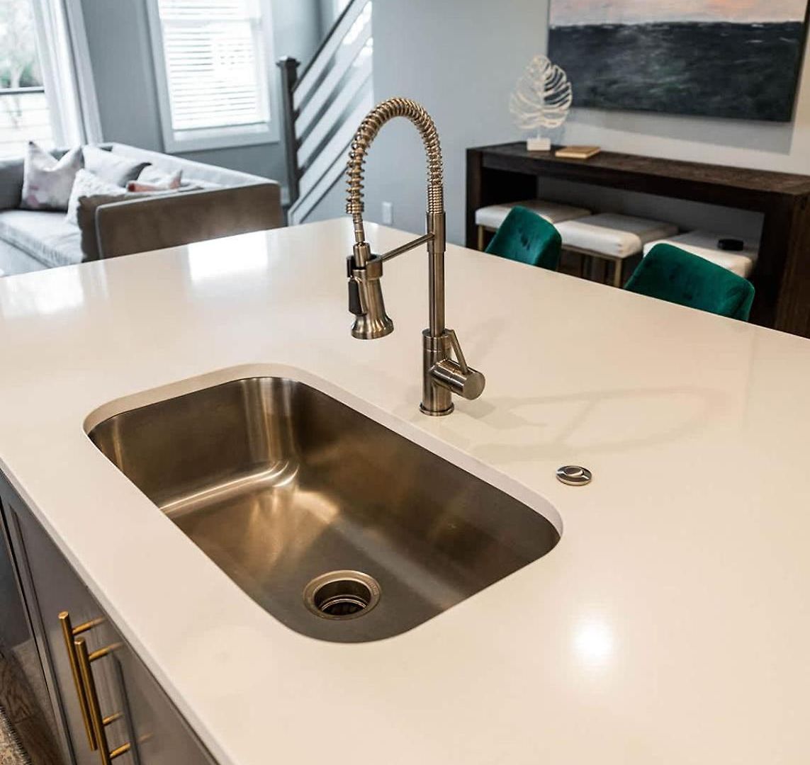 Apartment Modern East 4br Deck And Sleeps 10 *