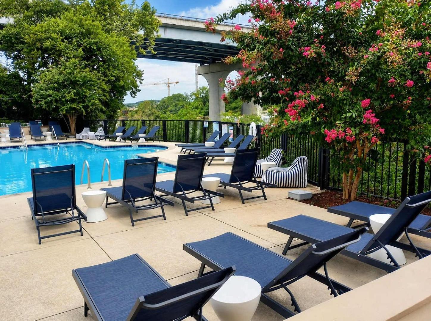 Apartment Stylish W Private Deck & River View *