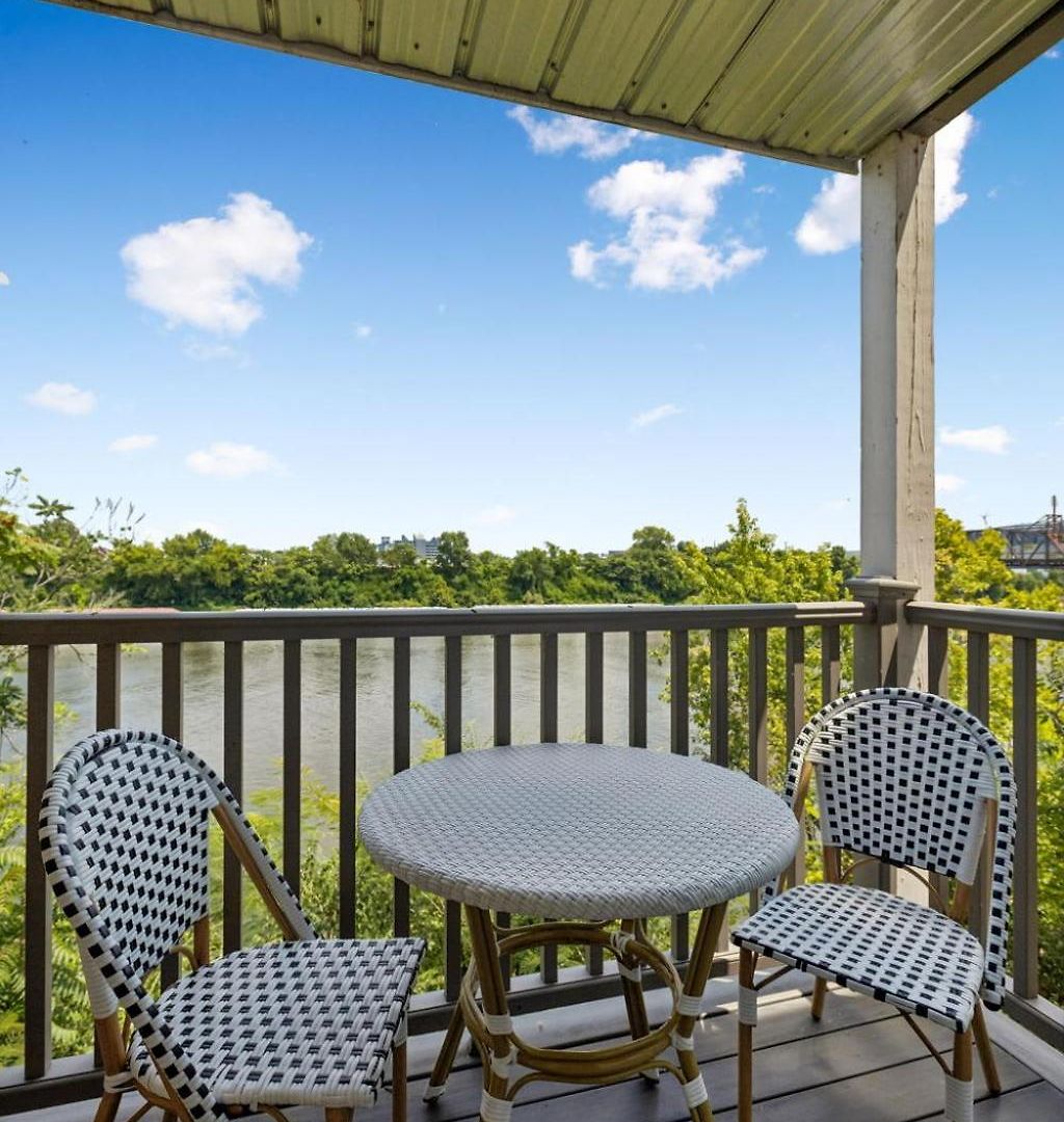 Apartment Stylish W Private Deck & River View Nashville