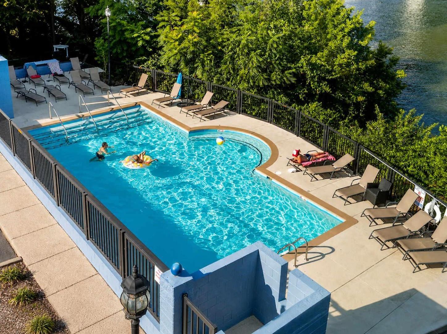 Stylish W Private Deck & River View Apartment *