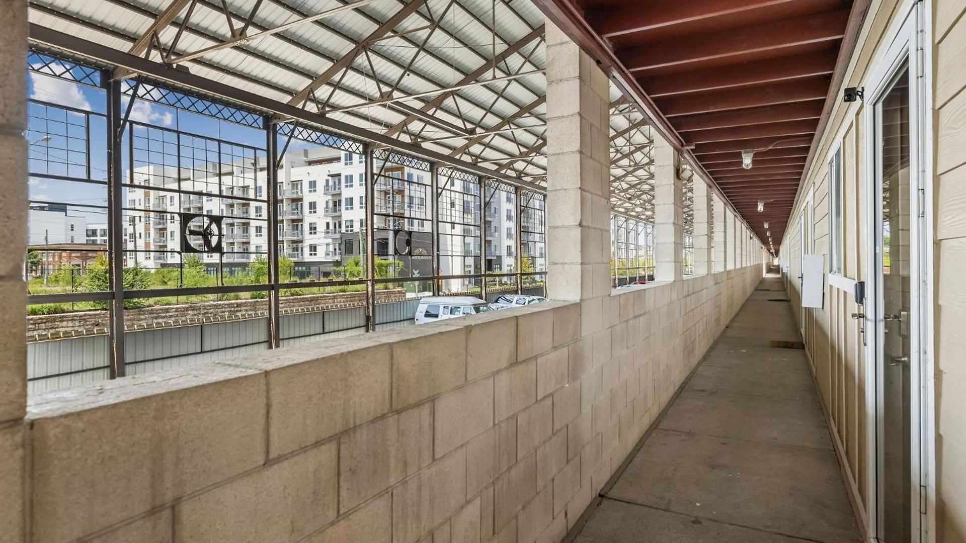 Stylish W Private Deck & River View Apartment