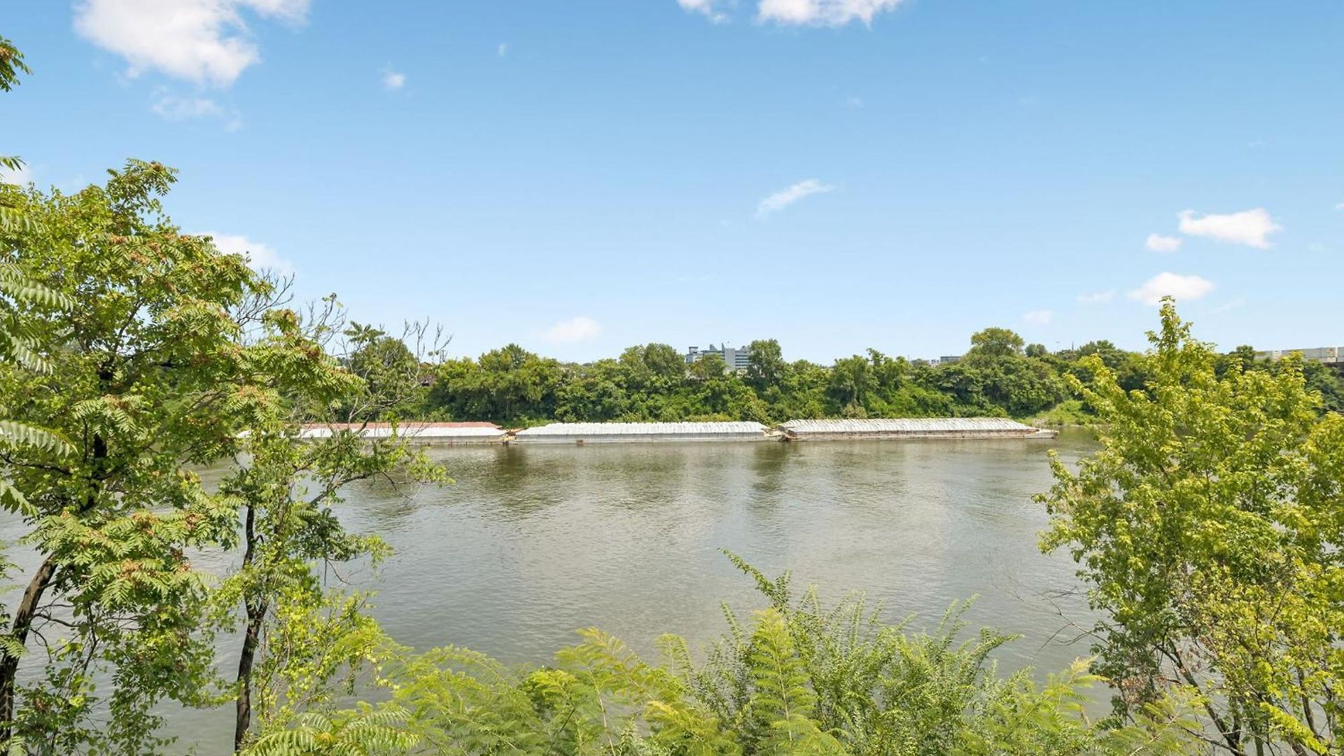 Stylish W Private Deck & River View Apartment *