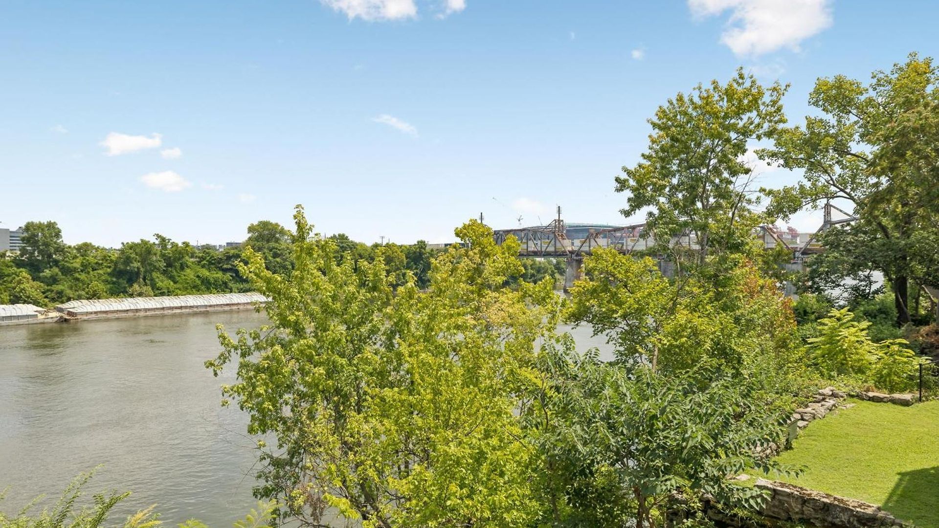Stylish W Private Deck & River View *
