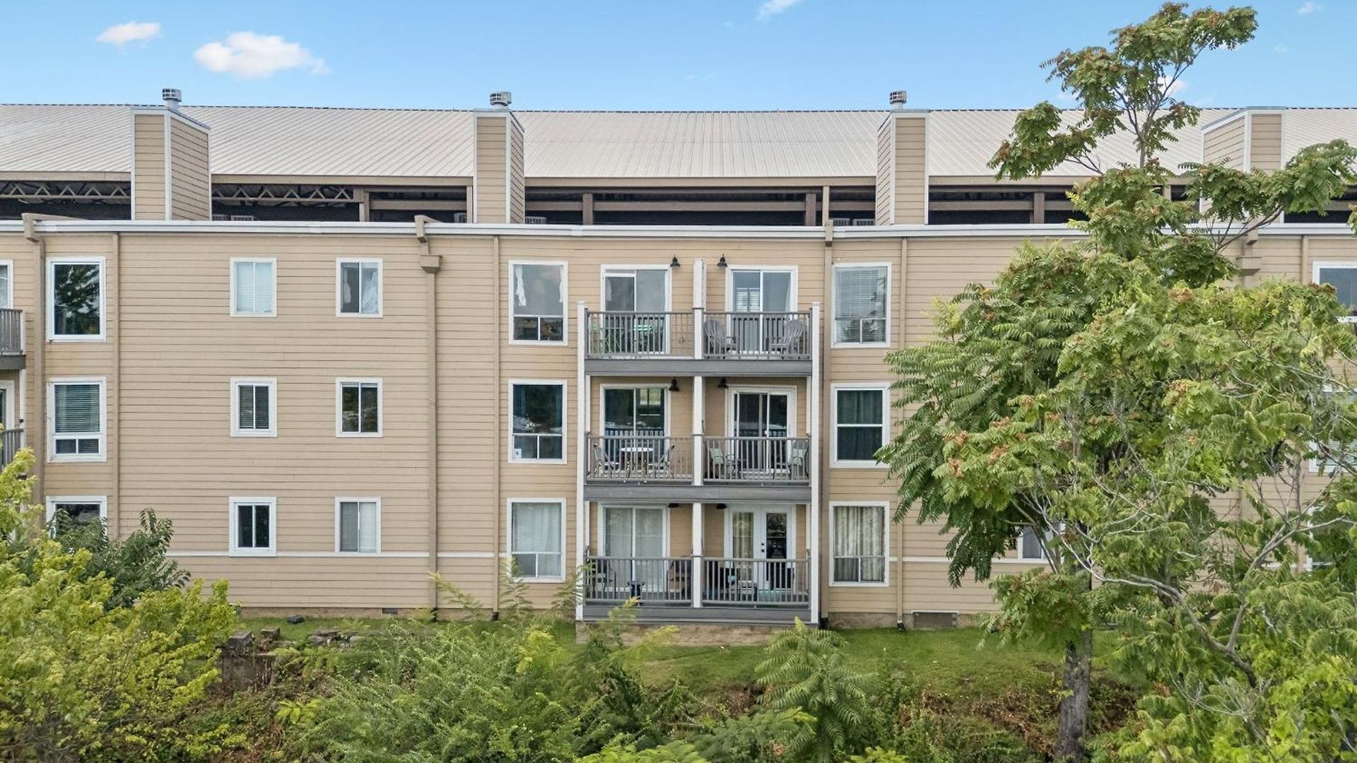 Stylish W Private Deck & River View *