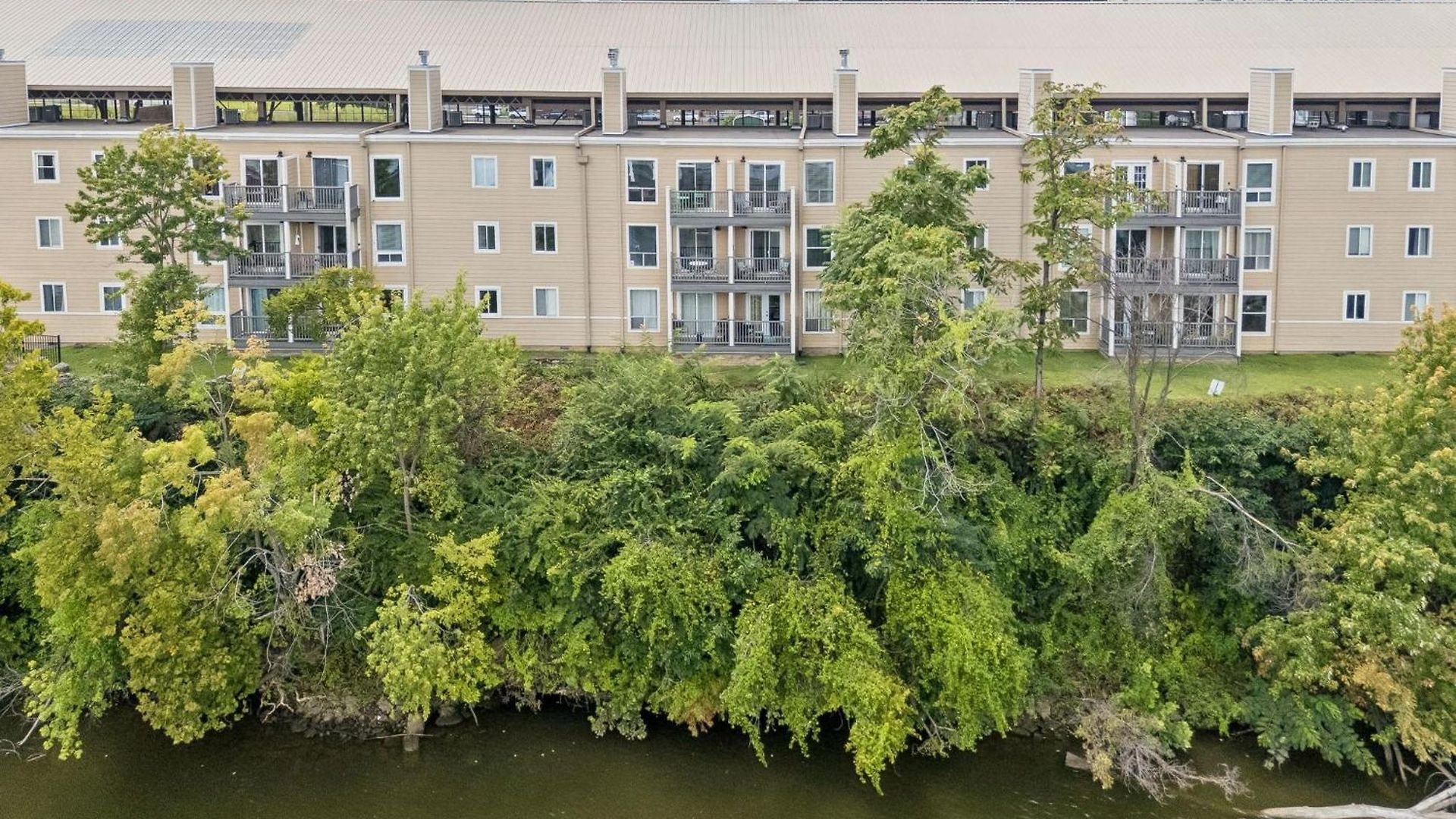 Apartment Stylish W Private Deck & River View Nashville