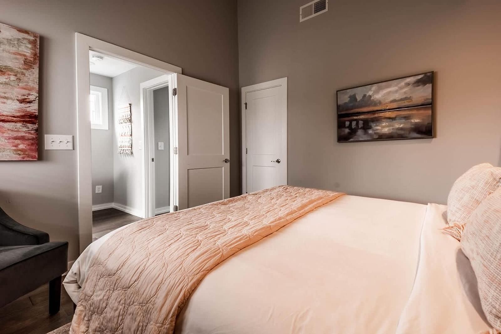 Apartment Modern East 4br Deck And Sleeps 10 *