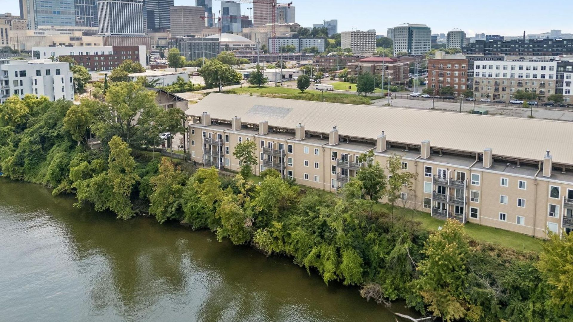 Stylish W Private Deck & River View Nashville