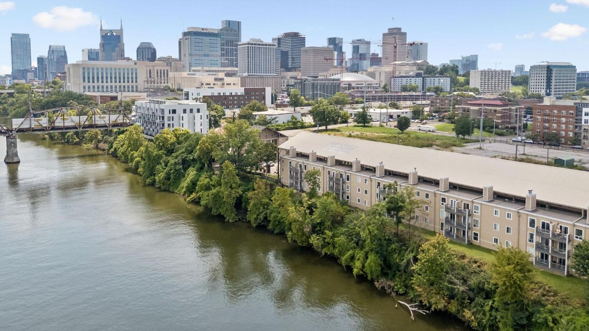Stylish W Private Deck & River View *