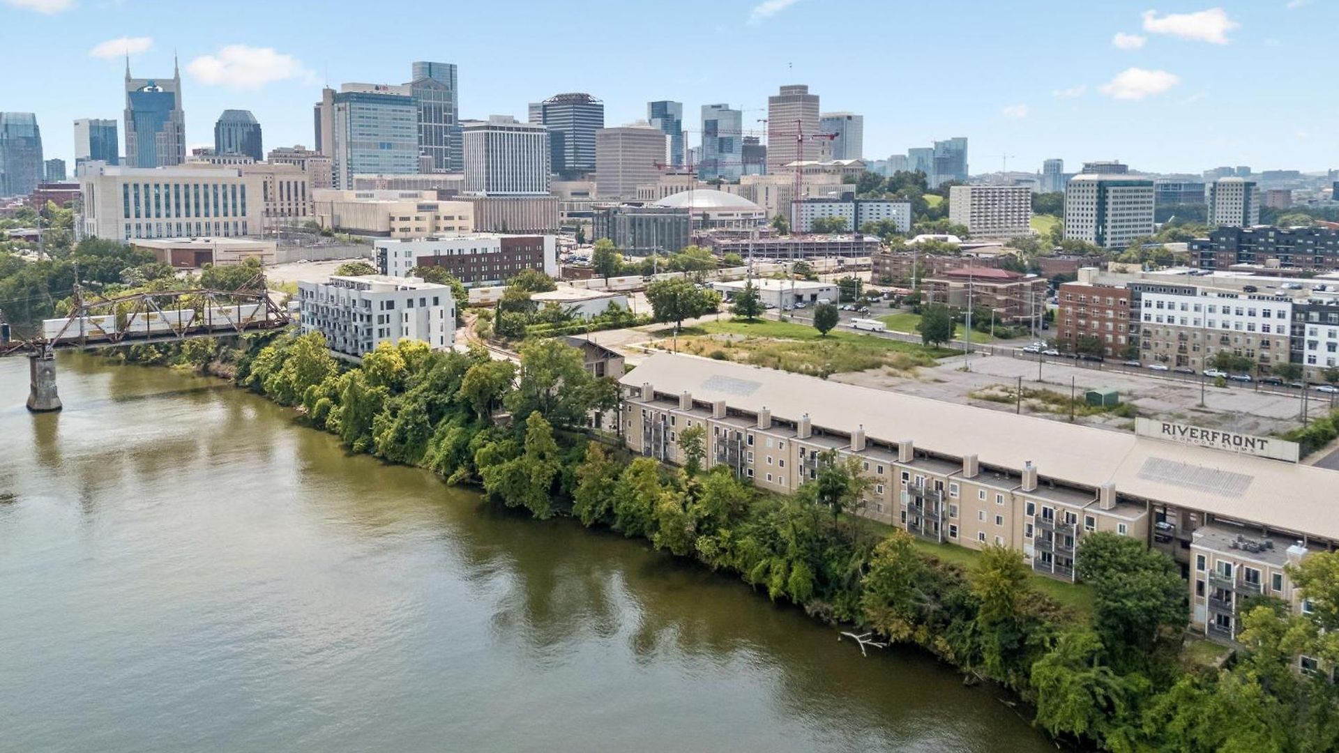 Stylish W Private Deck & River View Nashville