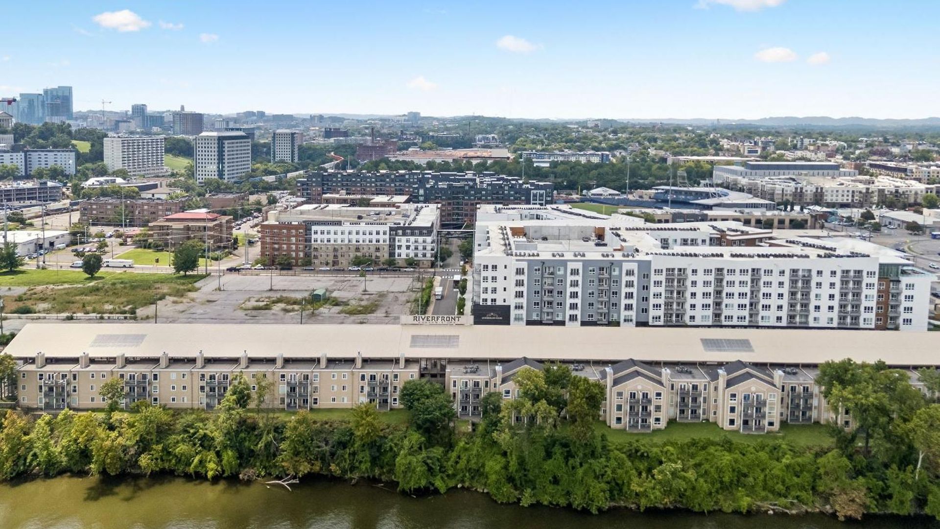 Stylish W Private Deck & River View Apartment *