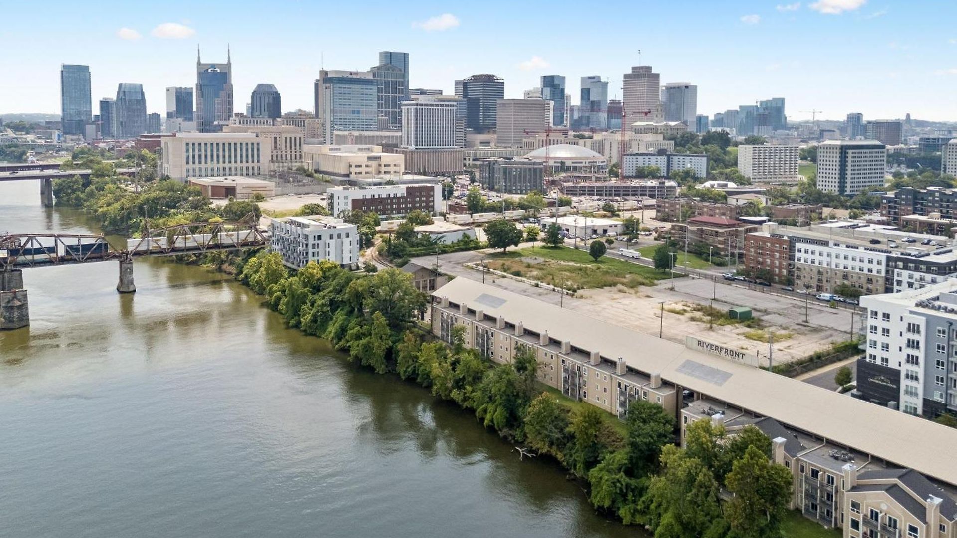 Stylish W Private Deck & River View Nashville