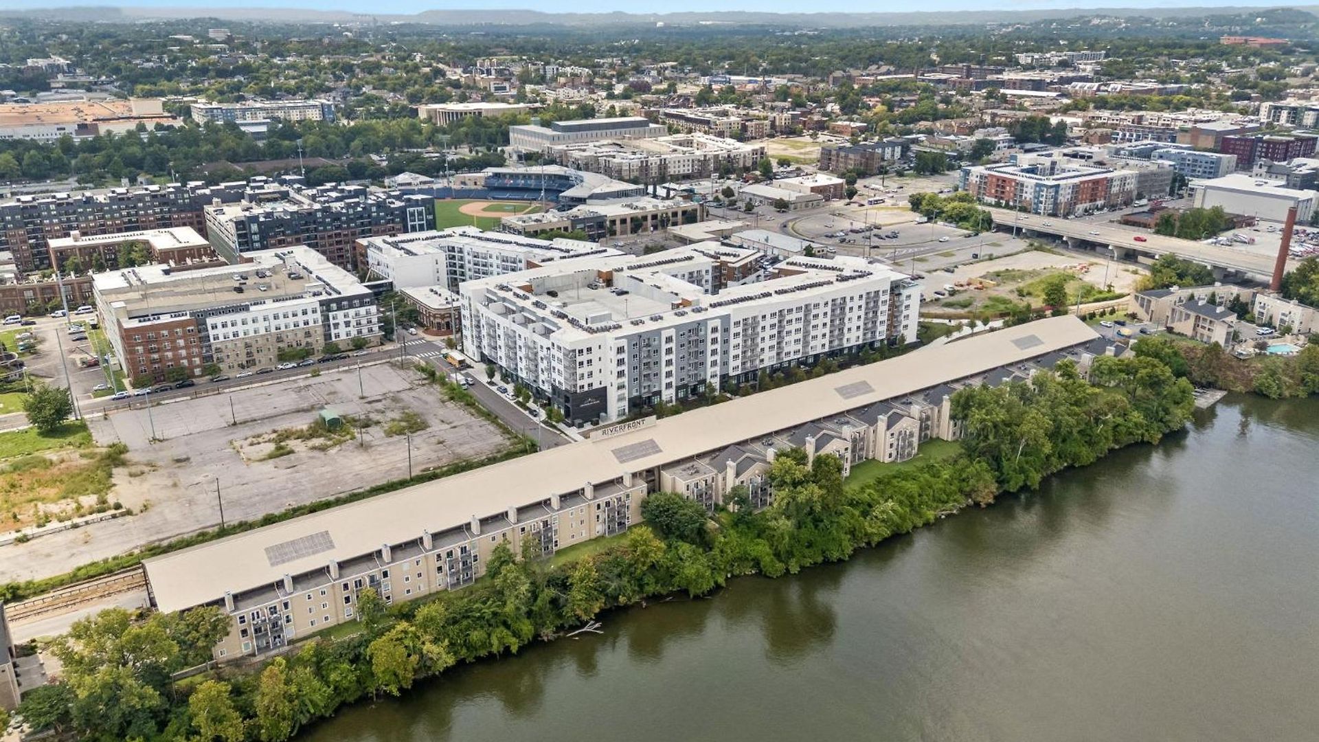 Stylish W Private Deck & River View Apartment Nashville