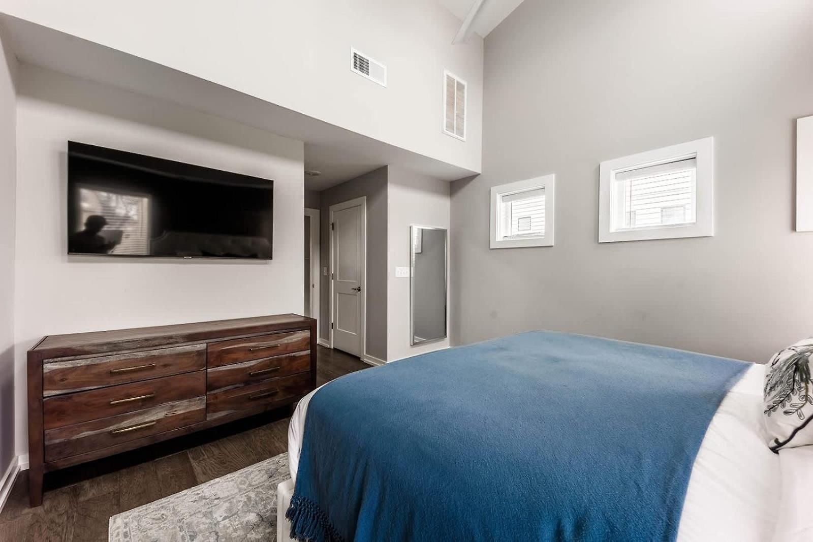 Apartment Modern East 4br Deck And Sleeps 10 *