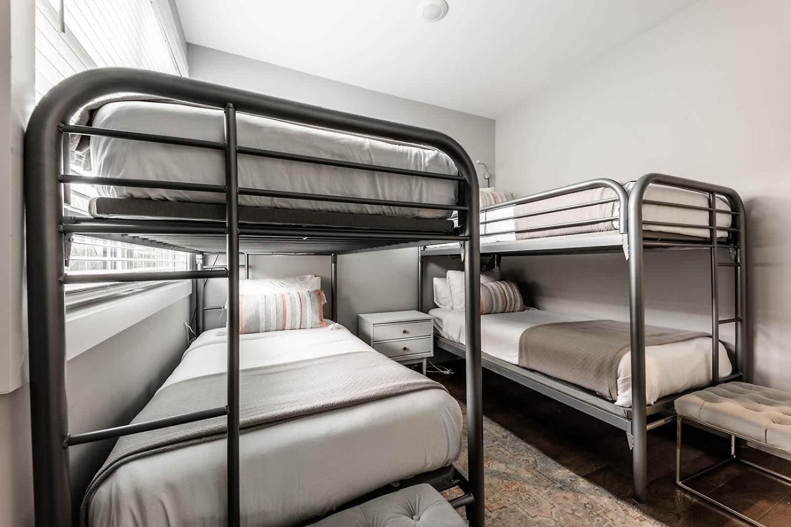 Apartment Modern East 4br Deck And Sleeps 10 Nashville