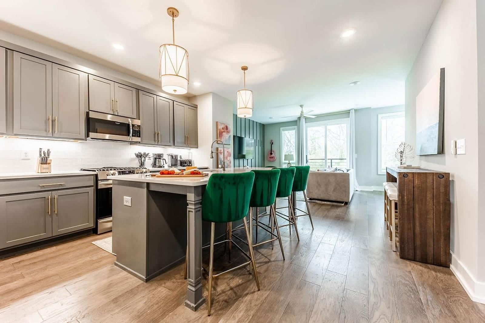 Apartment Modern East 4br Deck And Sleeps 10 Nashville
