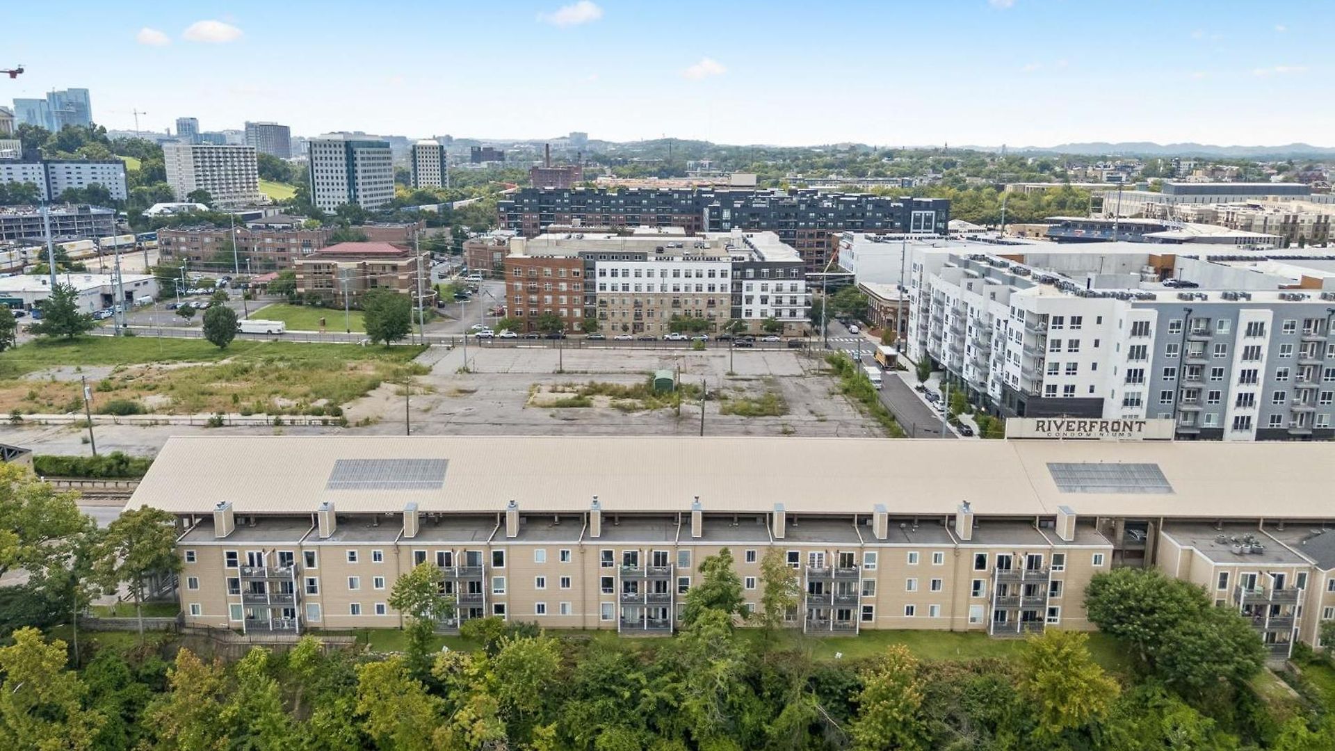 Stylish W Private Deck & River View Apartment