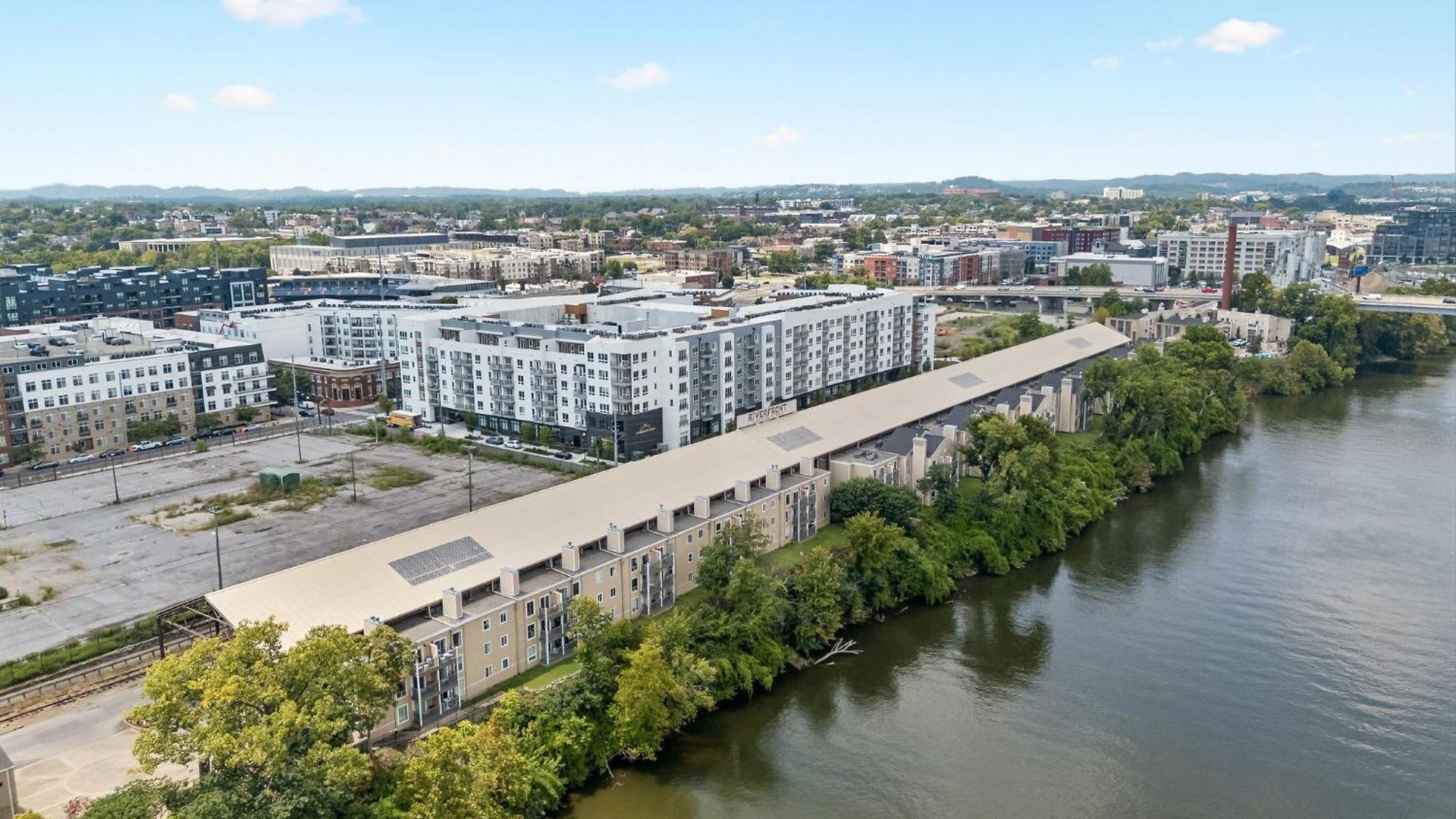 Apartment Stylish W Private Deck & River View