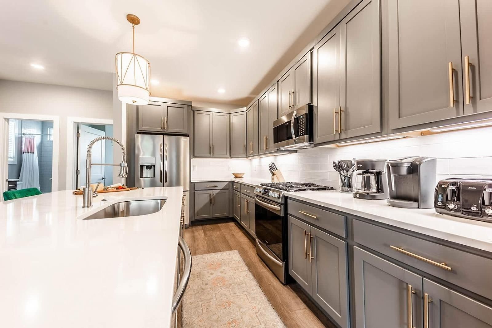 Modern East 4br Deck And Sleeps 10 Apartment Nashville