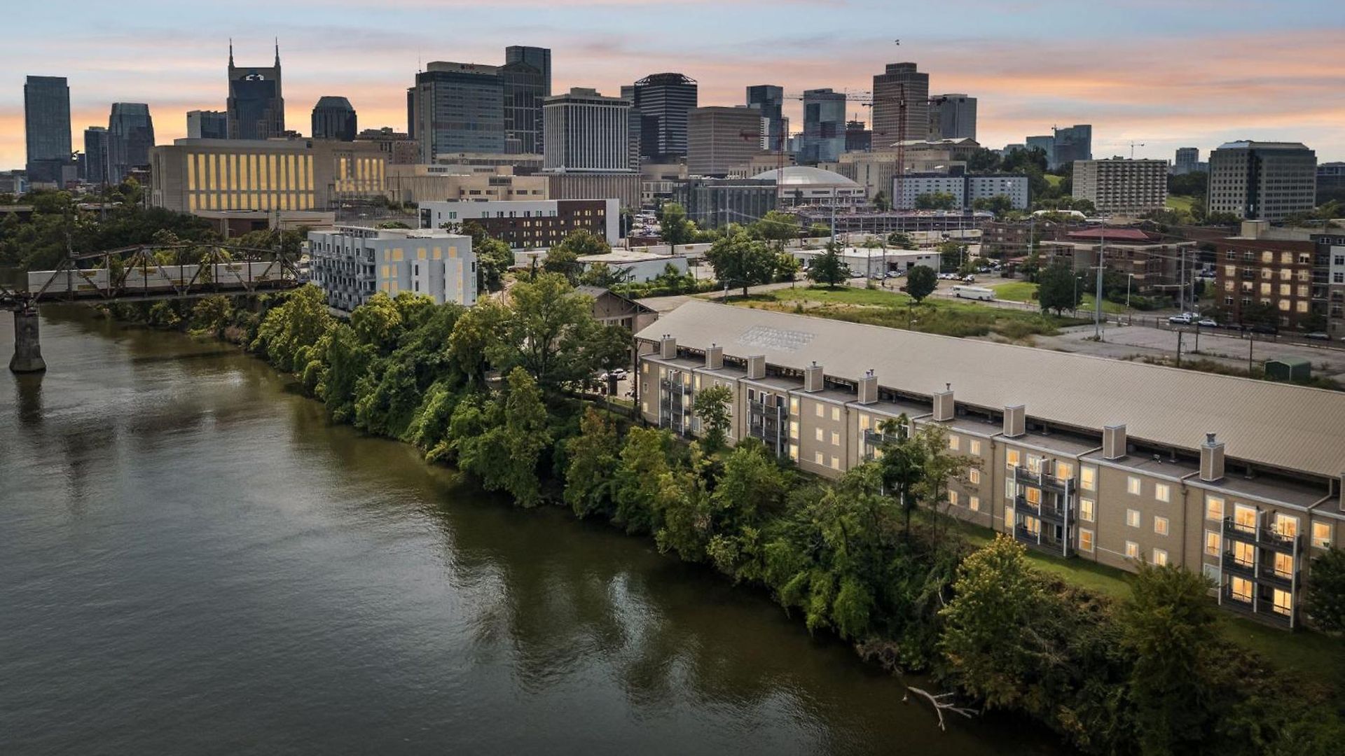 Stylish W Private Deck & River View Apartment Nashville