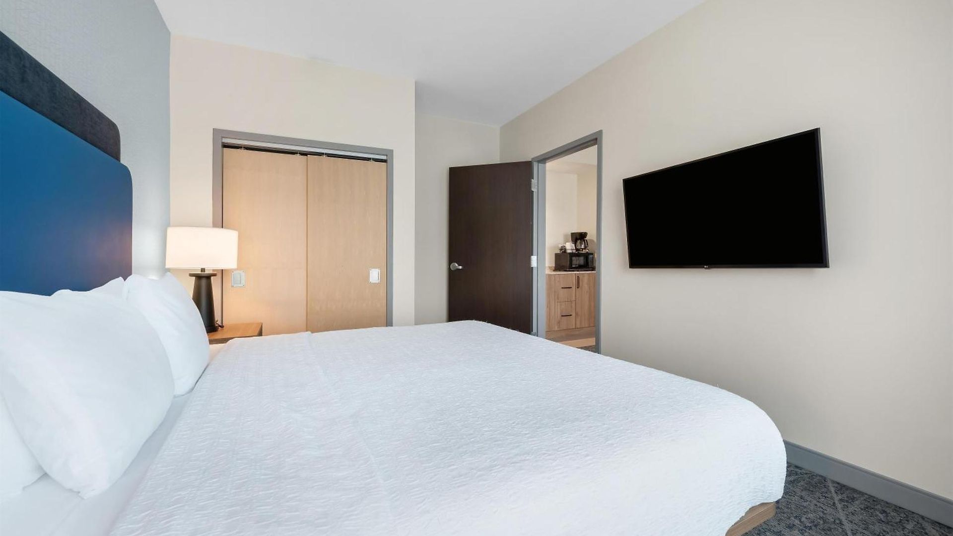 Hampton By Hilton Airport Century Place Hotel
