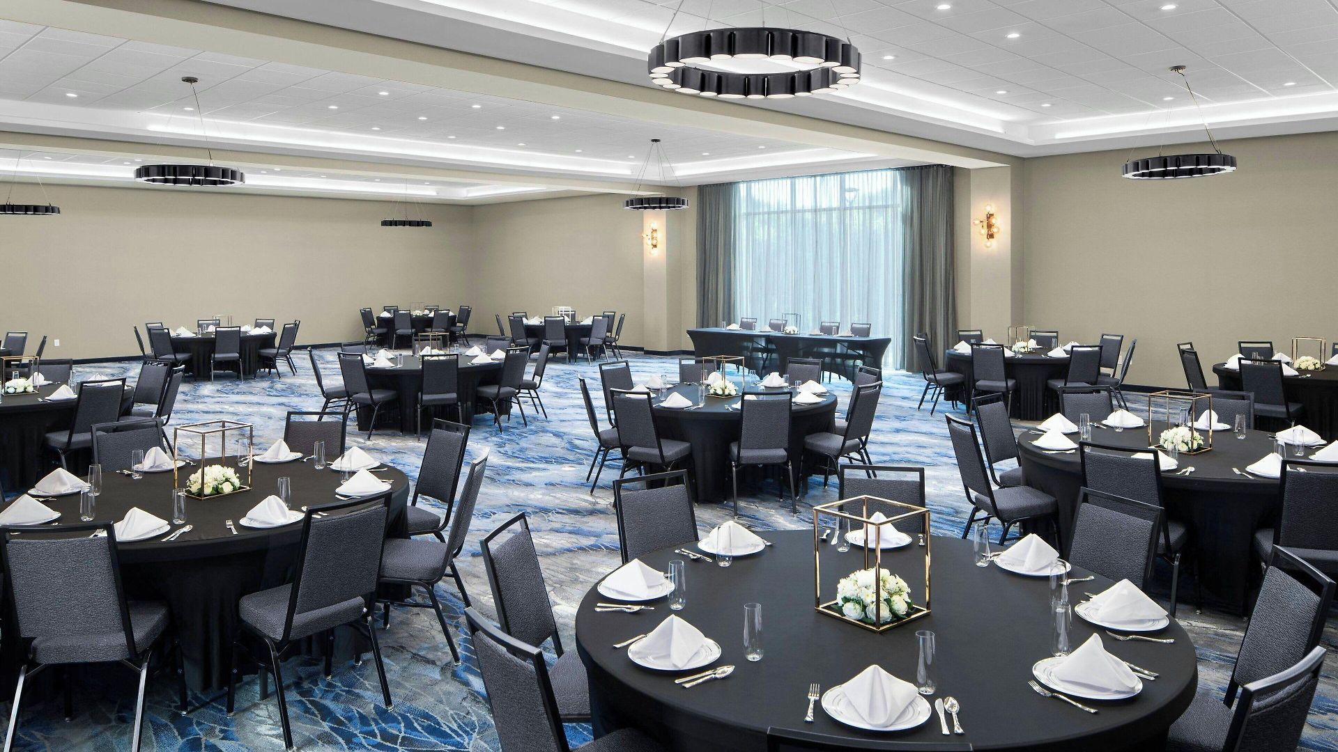 Fairfield By Marriott & Bellevue Hotel 3*