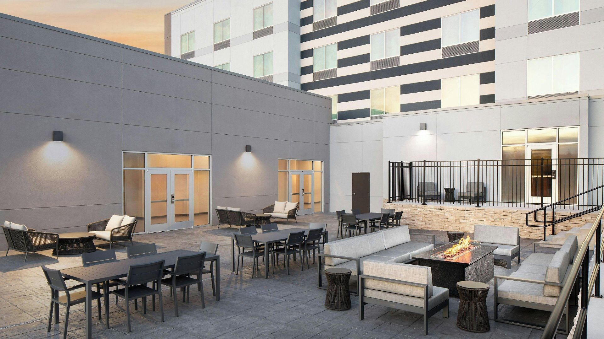 Fairfield By Marriott & Bellevue Hotel