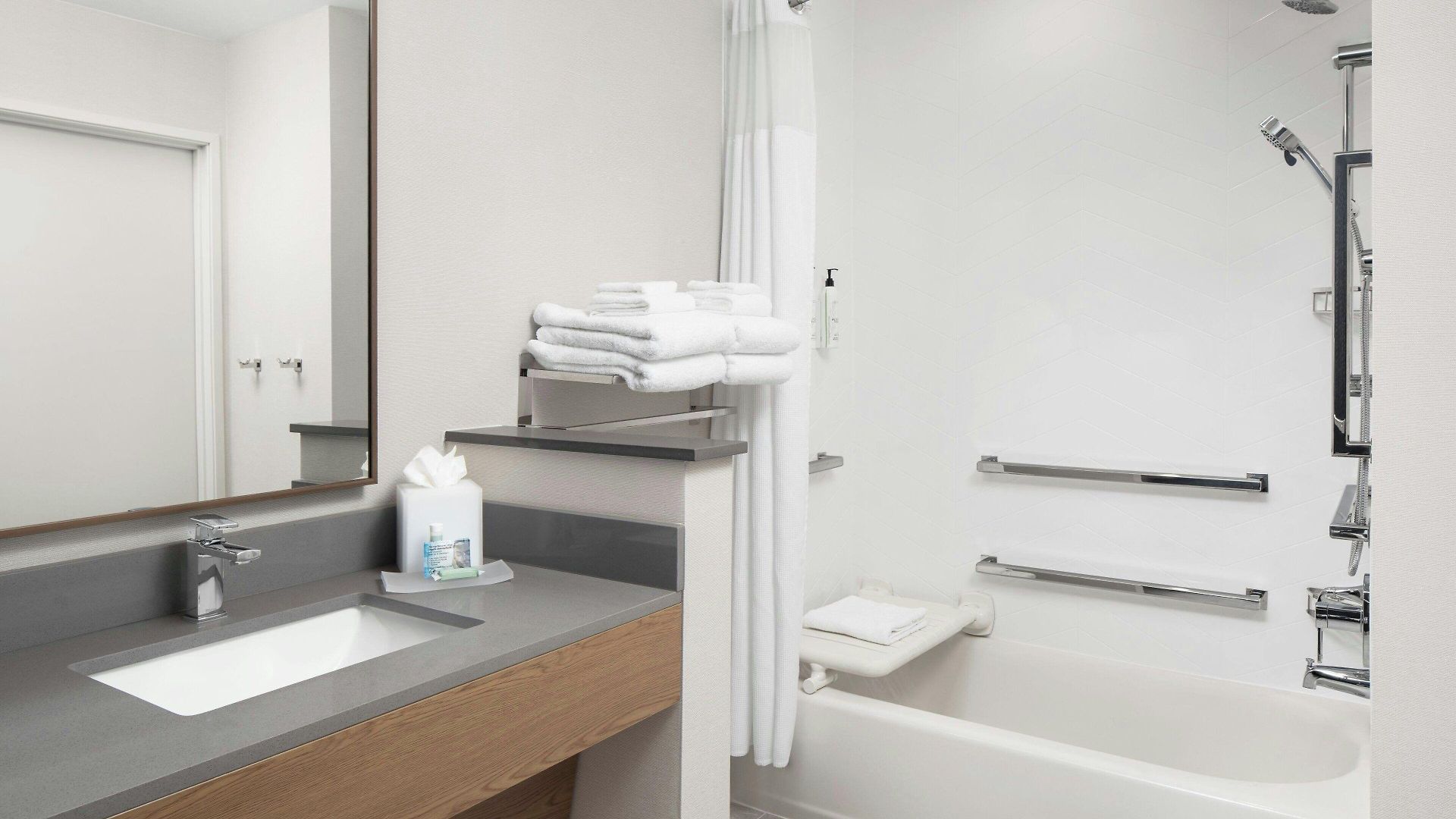 Fairfield By Marriott & Bellevue Hotel 3*