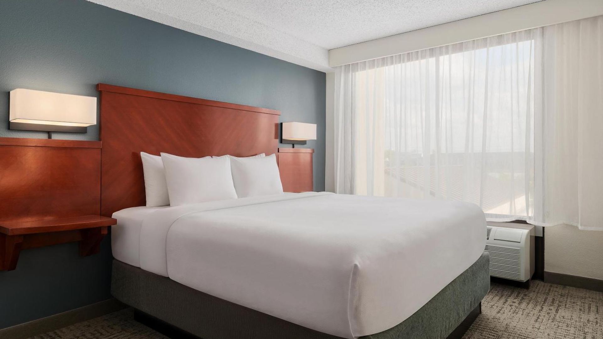 Hyatt Select Opryland 3*