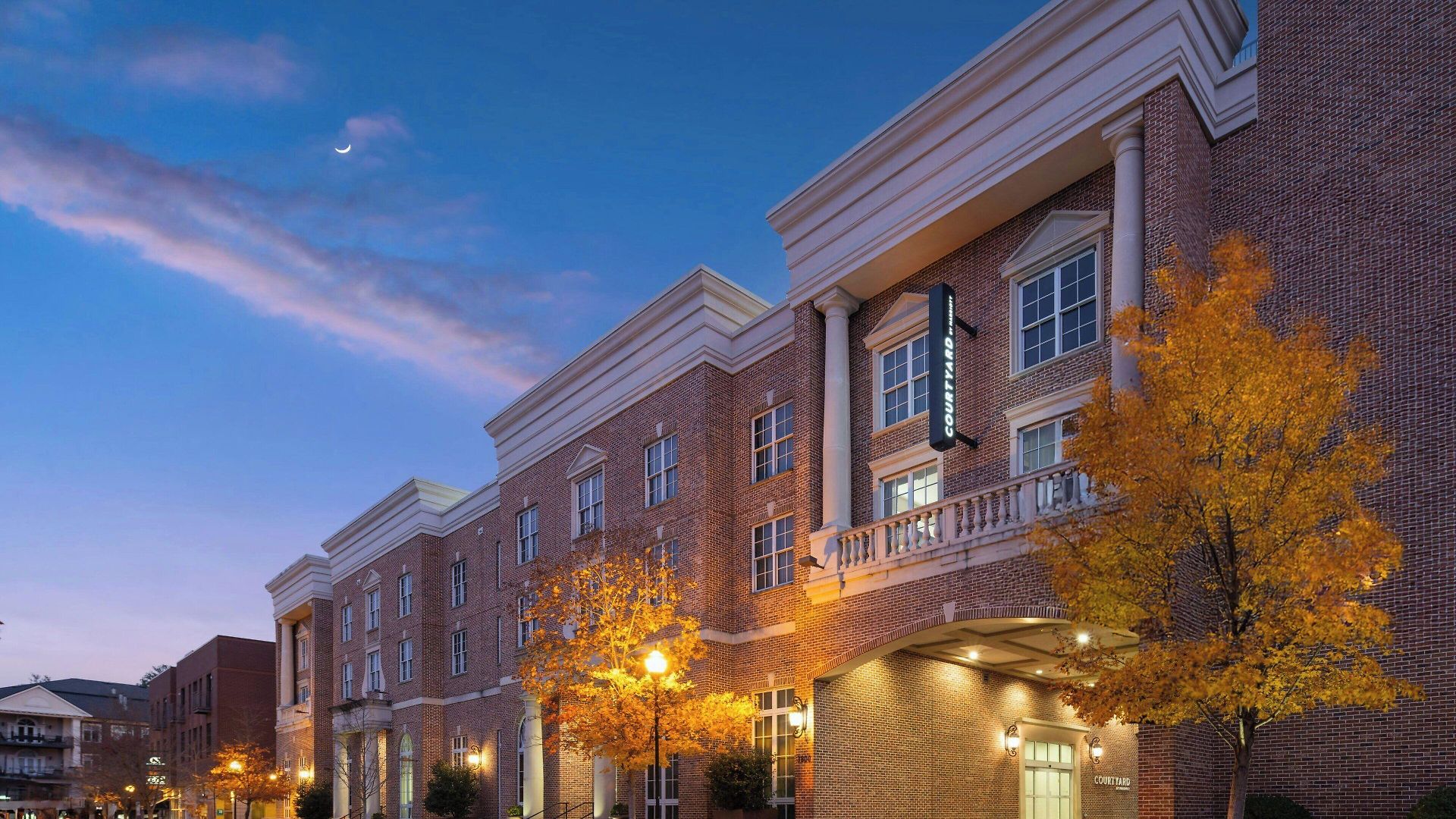 Courtyard By Marriott Hills Hotel