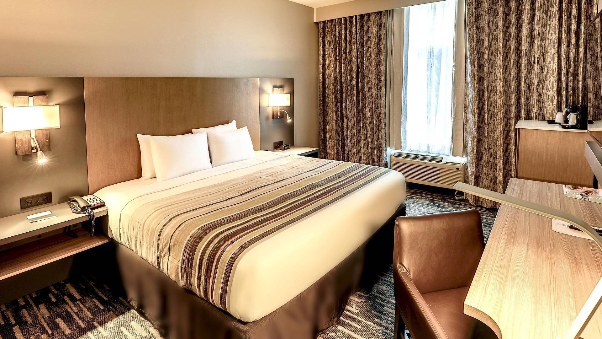 Hotel Country & By Radisson Airport Tn
