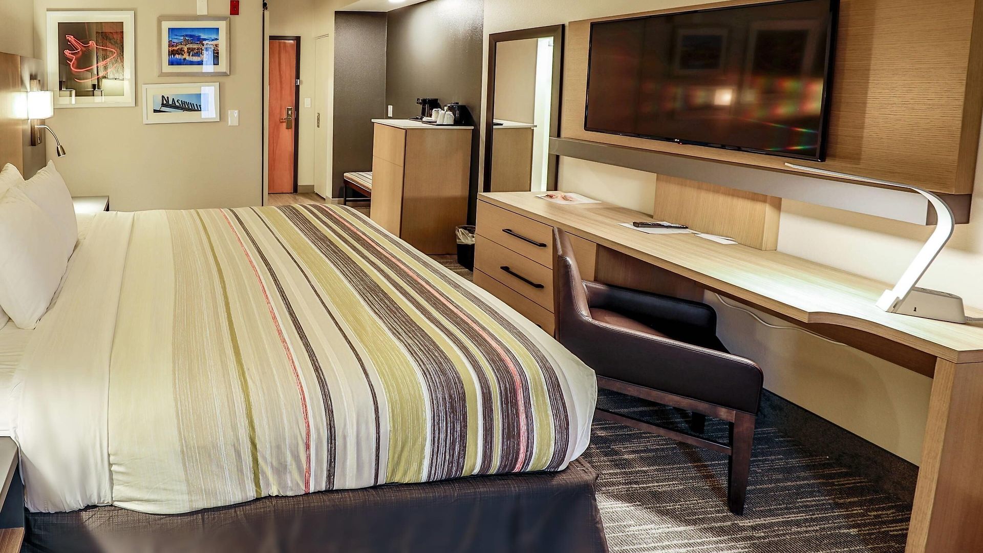 Hotel Country & By Radisson Airport Tn