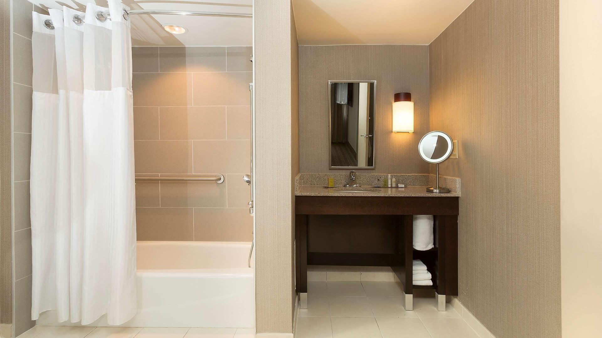 Doubletree By Hilton Airport 3*