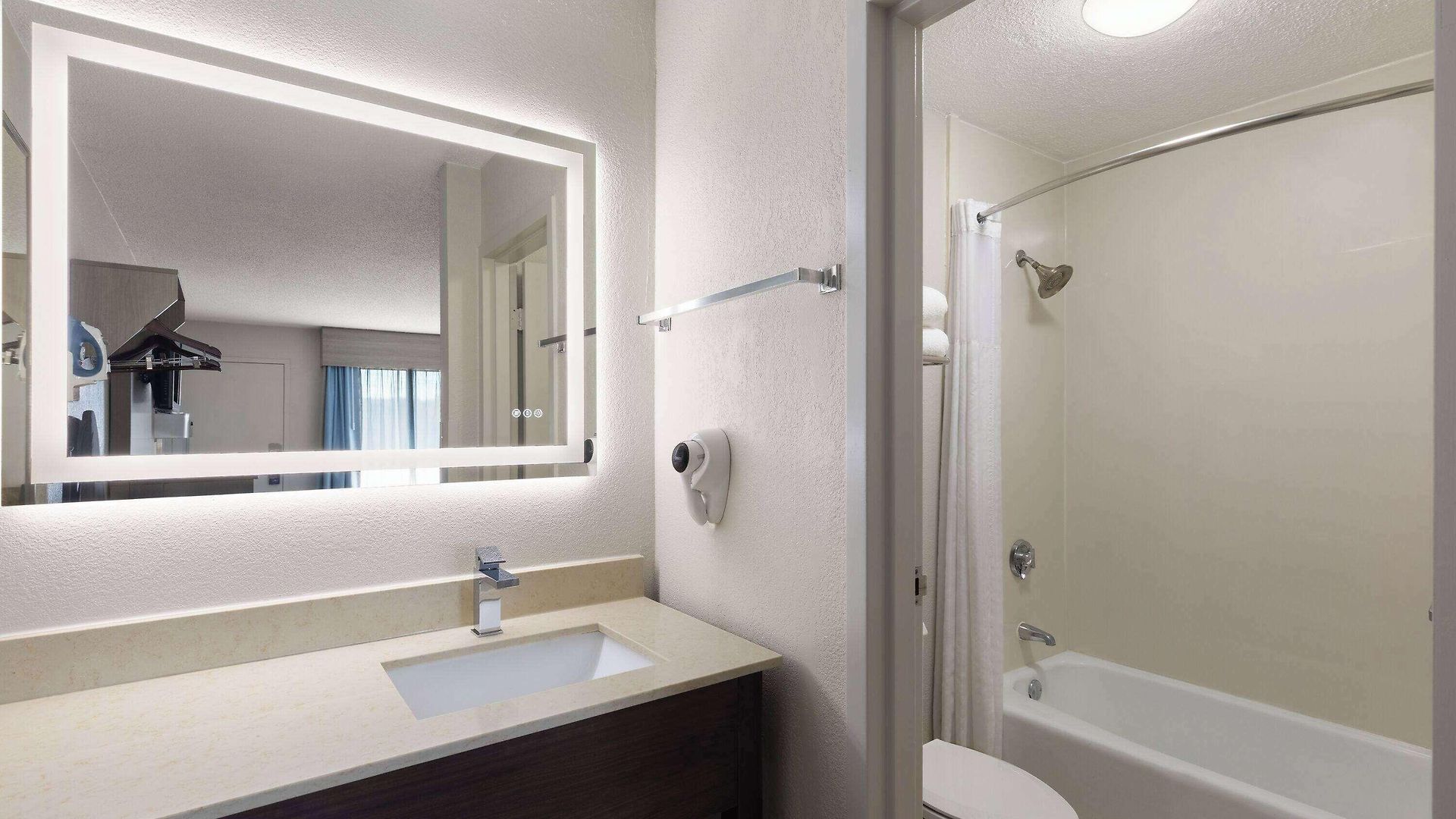 Baymont By Wyndham Airport 2*