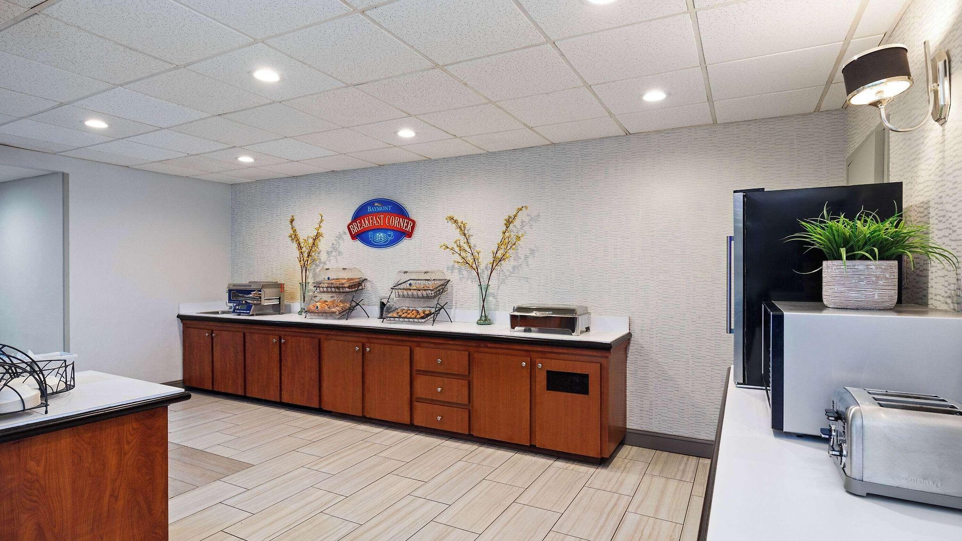 Baymont By Wyndham Airport 2*