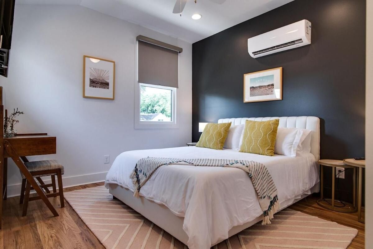 Charming East Nash Retreat, Walk To Dining Faves, Cozy Den, Workspace And Smart Tvs, Plush Velvet Sofa, Full Kitchen & Garage, Near Mas Tacos & Five Points, 10 Min To Broadway, 24 Hr Hospitality * Nashville