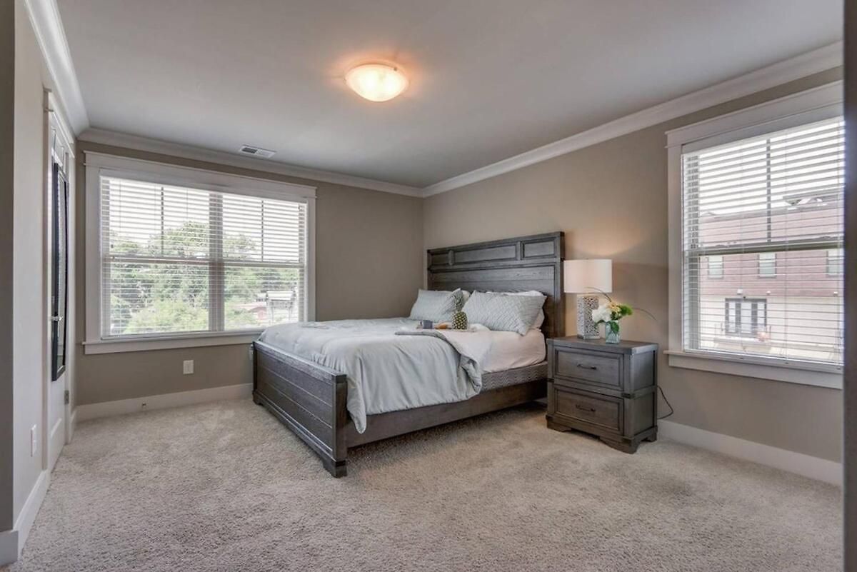 Spacious 4 King Belmont 2 Living Walk To Belmont & Vanderbilt Large Dining Table Smart Tvs Parking 24 Hr Hospitality Near Music Row & The Gulch 2 Miles To Broadway Holiday home *