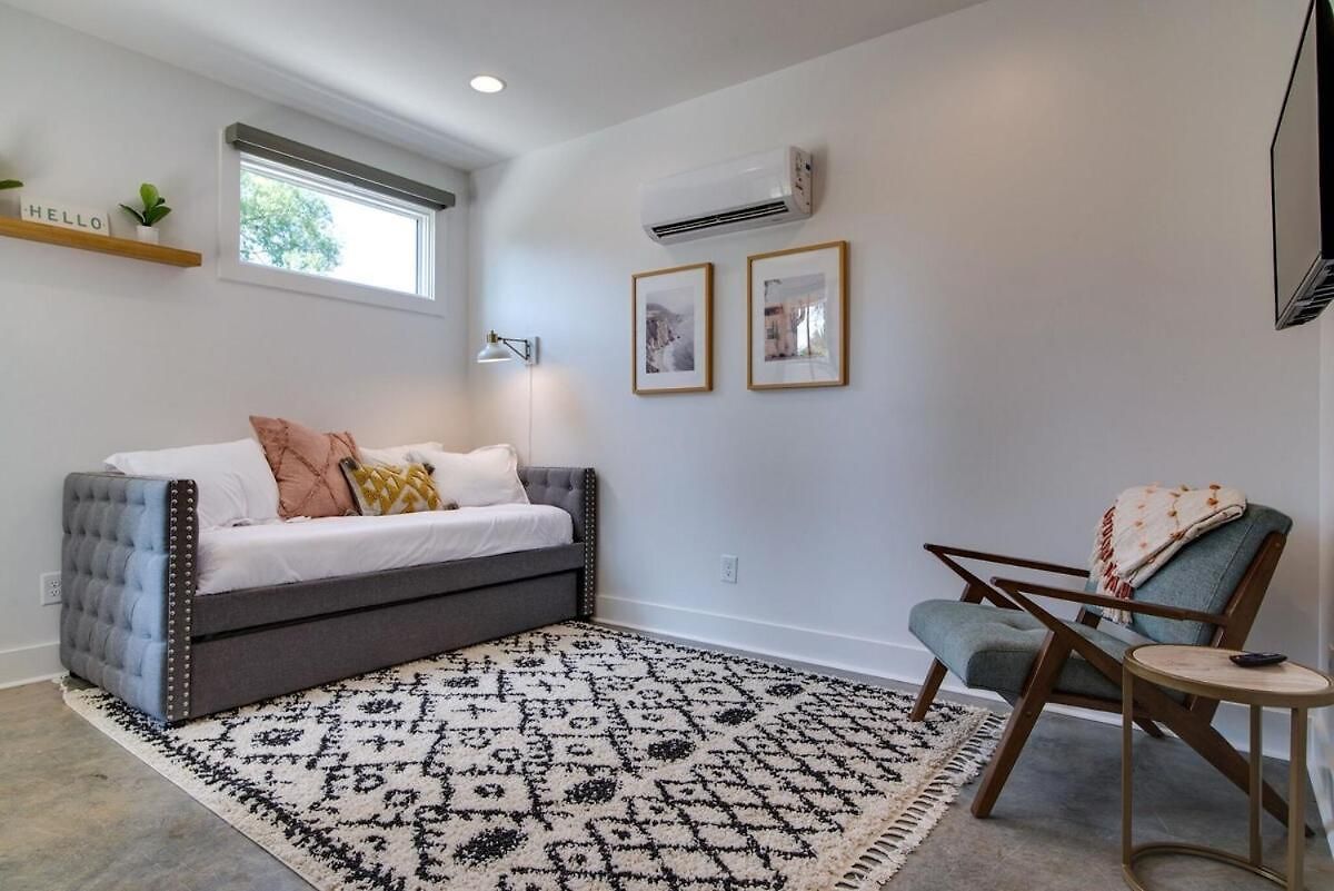 Holiday home Charming East Nash Retreat, Walk To Dining Faves, Cozy Den, Workspace And Smart Tvs, Plush Velvet Sofa, Full Kitchen & Garage, Near Mas Tacos & Five Points, 10 Min To Broadway, 24 Hr Hospitality