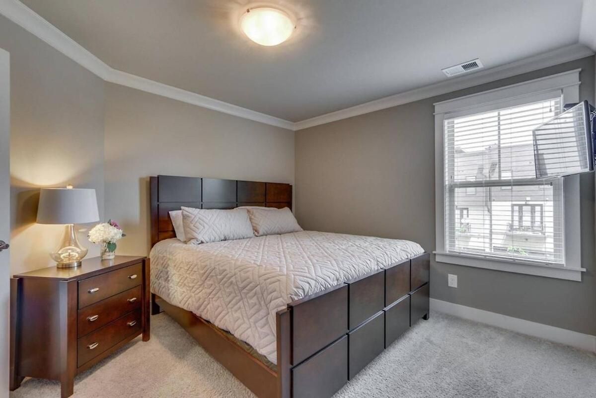 Holiday home Spacious 4 King Belmont 2 Living Walk To Belmont & Vanderbilt Large Dining Table Smart Tvs Parking 24 Hr Hospitality Near Music Row & The Gulch 2 Miles To Broadway *