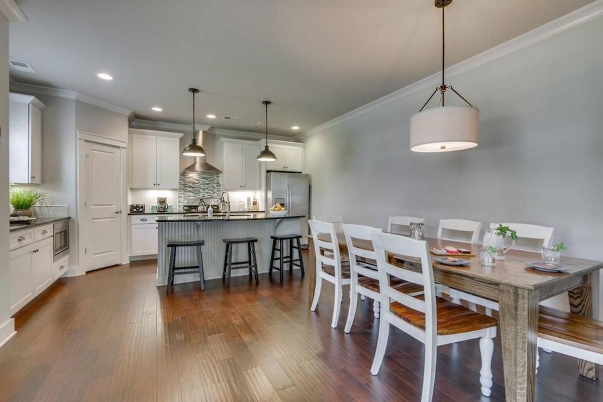 Holiday home Spacious 4 King Belmont 2 Living Walk To Belmont & Vanderbilt Large Dining Table Smart Tvs Parking 24 Hr Hospitality Near Music Row & The Gulch 2 Miles To Broadway Nashville