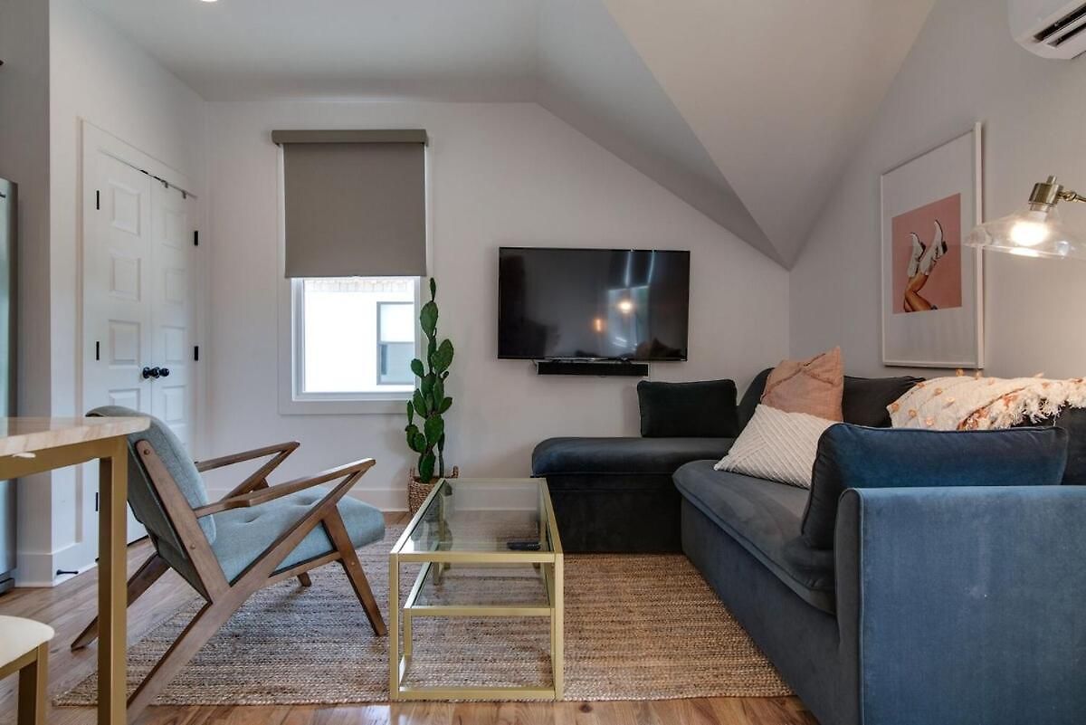 Charming East Nash Retreat, Walk To Dining Faves, Cozy Den, Workspace And Smart Tvs, Plush Velvet Sofa, Full Kitchen & Garage, Near Mas Tacos & Five Points, 10 Min To Broadway, 24 Hr Hospitality