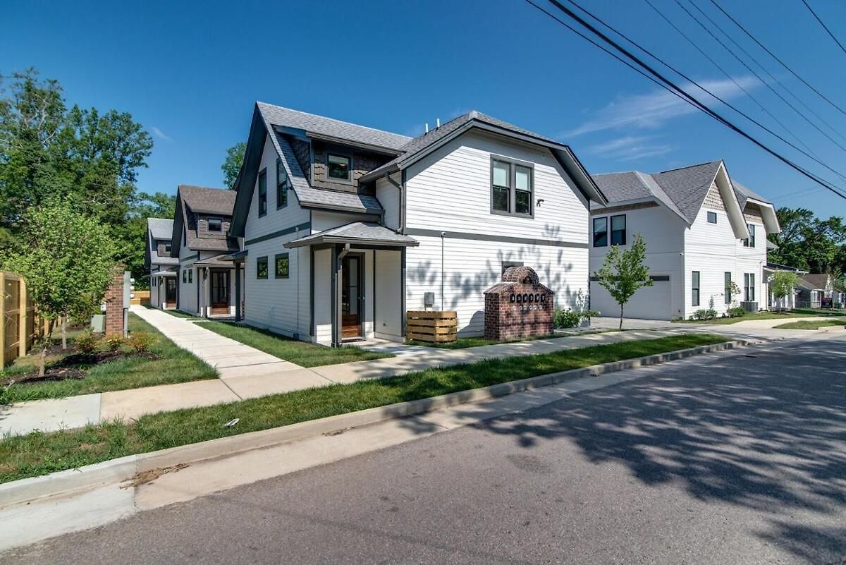 Charming East Nash Retreat, Walk To Dining Faves, Cozy Den, Workspace And Smart Tvs, Plush Velvet Sofa, Full Kitchen & Garage, Near Mas Tacos & Five Points, 10 Min To Broadway, 24 Hr Hospitality * Nashville
