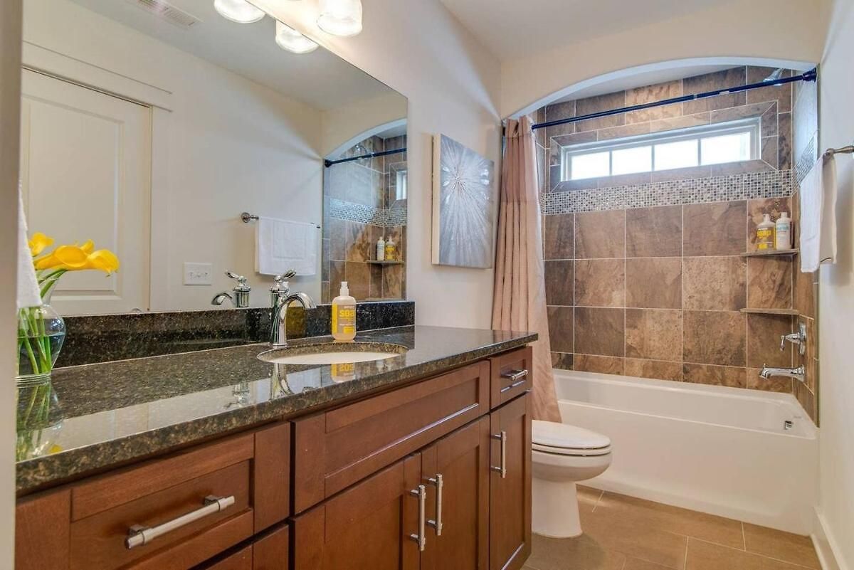 Modern 3 King Belmont Retreat With 2 Living Walk To Belmont & Vanderbilt Near Music Row The Gulch & 12th South 2 Miles To Broadway Large Dining Table Smart Tvs Parking 24 Hr Hospitality