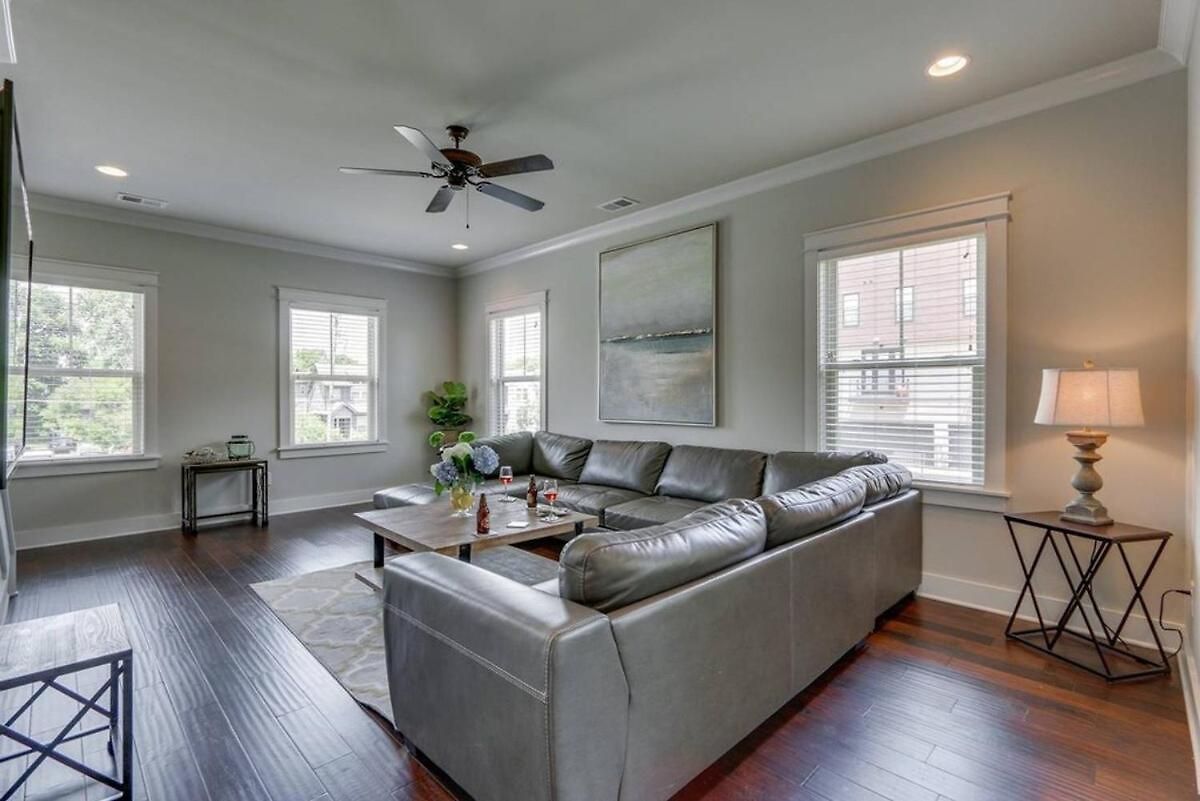 Holiday home Spacious 4 King Belmont 2 Living Walk To Belmont & Vanderbilt Large Dining Table Smart Tvs Parking 24 Hr Hospitality Near Music Row & The Gulch 2 Miles To Broadway Nashville