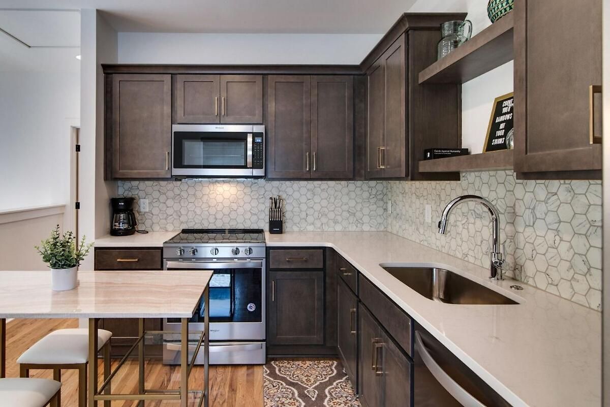Charming East Nash Retreat, Walk To Dining Faves, Cozy Den, Workspace And Smart Tvs, Plush Velvet Sofa, Full Kitchen & Garage, Near Mas Tacos & Five Points, 10 Min To Broadway, 24 Hr Hospitality