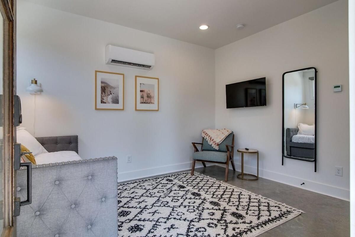 Charming East Nash Retreat, Walk To Dining Faves, Cozy Den, Workspace And Smart Tvs, Plush Velvet Sofa, Full Kitchen & Garage, Near Mas Tacos & Five Points, 10 Min To Broadway, 24 Hr Hospitality *