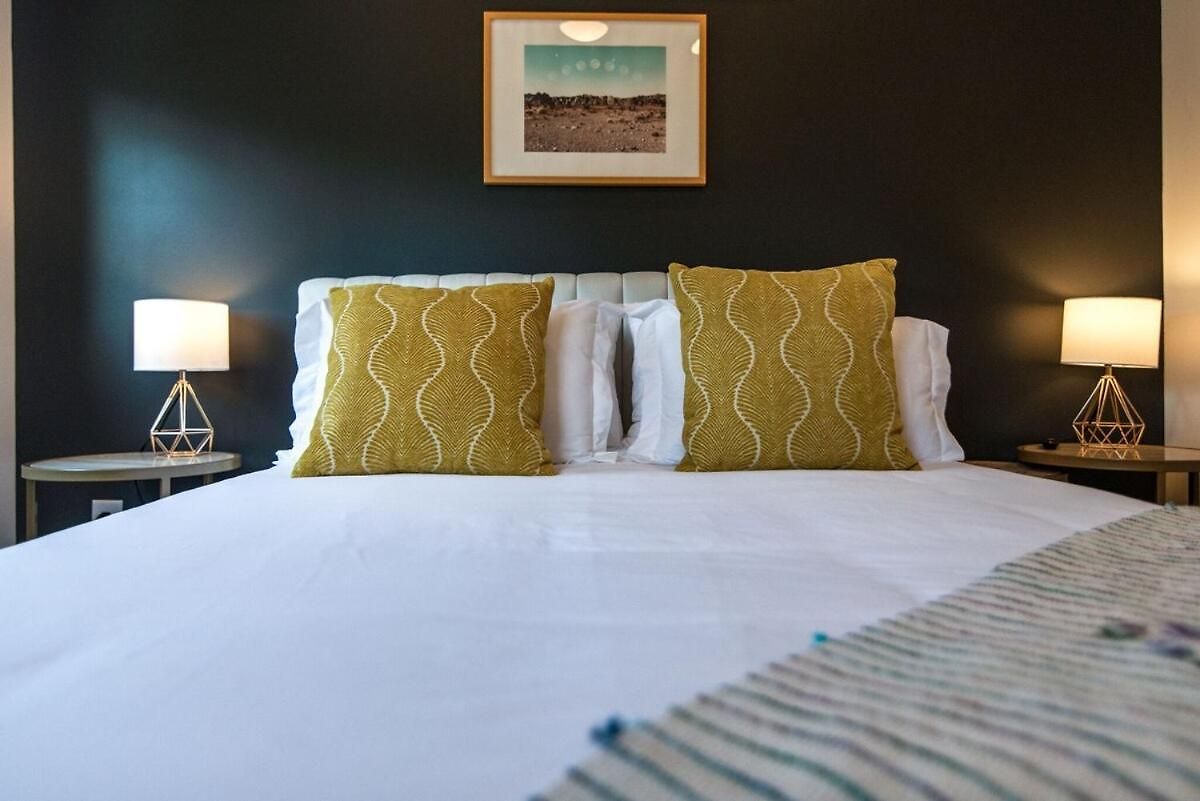Charming East Nash Retreat, Walk To Dining Faves, Cozy Den, Workspace And Smart Tvs, Plush Velvet Sofa, Full Kitchen & Garage, Near Mas Tacos & Five Points, 10 Min To Broadway, 24 Hr Hospitality * Nashville