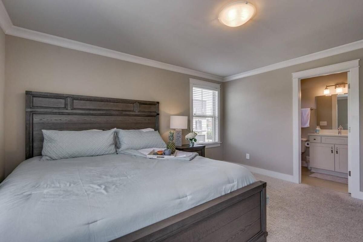 Spacious 4 King Belmont 2 Living Walk To Belmont & Vanderbilt Large Dining Table Smart Tvs Parking 24 Hr Hospitality Near Music Row & The Gulch 2 Miles To Broadway Holiday home Nashville
