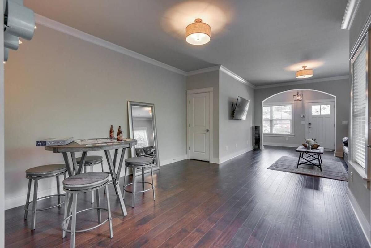 Holiday home Spacious 4 King Belmont 2 Living Walk To Belmont & Vanderbilt Large Dining Table Smart Tvs Parking 24 Hr Hospitality Near Music Row & The Gulch 2 Miles To Broadway Nashville
