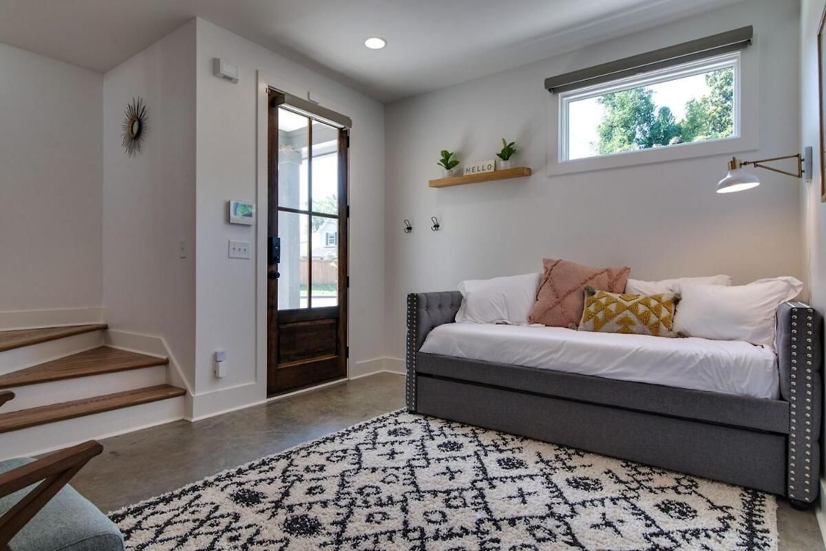 Charming East Nash Retreat, Walk To Dining Faves, Cozy Den, Workspace And Smart Tvs, Plush Velvet Sofa, Full Kitchen & Garage, Near Mas Tacos & Five Points, 10 Min To Broadway, 24 Hr Hospitality Nashville